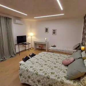 https://dnholidayhouse.catania-hotels.net